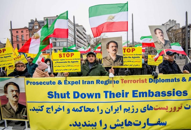 Manifestations d'opposants iraniens, le 17 novembre 2021 à Anvers, en Belgique, en parallèle du procès d'un projet d'attentat contre l'opposition iraniene en France.Photo JASPER JACOBS / BELGA / AFP)