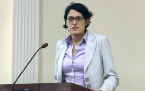 Le nouveau poste d’Ariane Tabatabai au Pentagone réduit son habilitation de sécurité