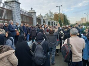 Des milliers d’enseignants iraniens manifestent devant le Parlement