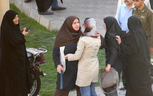 Le régime iranien prépare une loi sur la chasteté et le hijab et des sanctions financières pour les filles de 9 à 15 ans