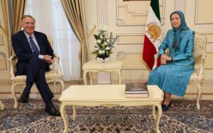 « Le régime iranien est fini » déclare Mike Pompeo lors d’une réunion du CNRI