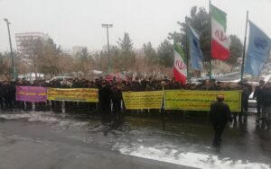 Manifestations de divers groupes de personnes dans les villes iraniennes Les manifestations de divers groupes de personnes continuent de s'étendre. Le dimanche 19 janvier, différents groupes d'Iraniens, dont des retraités de la sécurité sociale, des retraités de l'industrie sidérurgique et d'autres, se sont rassemblés dans différentes villes pour protester contre les mauvaises conditions économiques et le non-respect de leurs revendications. Ces manifestations reflètent le mécontentement croissant de la population à l'égard du gouvernement. Ahvaz : Après avoir organisé une marche de protestation, les retraités de l'industrie sidérurgique se sont rassemblés devant le bureau du gouverneur, scandant des slogans tels que « Notre problème, ce sont les moyens de subsistance et les soins de santé ». Téhéran : Des retraités de l'industrie sidérurgique et minière, ainsi que des candidats aux examens d'enseignants et d'assistants d'enseignement, se sont rassemblés pour protester. Les manifestants ont scandé des slogans contre les commandants du CGRI et ont exigé des réformes dans les évaluations. Les candidats aux examens d'enseignant ont protesté contre les évaluations biaisées et injustes pour les postes d'enseignant. Au cours de leur manifestation, ils ont scandé : « Les fausses promesses ne fonctionnent plus ». Kermanshah : Les retraités de la sécurité sociale ont exigé la libération des travailleurs emprisonnés et une augmentation des salaires. Ils brandissaient également des pancartes sur lesquelles on pouvait lire « La suppression des salaires est une suppression de la vie », en signe de protestation contre les politiques gouvernementales sur les salaires et les moyens de subsistance. Les manifestants scandaient : Pillage des poches du peuple, sous le slogan de la justice, Assez de bellicisme, nos tables sont vides, Travailleurs, retraités, unissez-vous ! Se rassembler, manifester est notre droit inaliénable ! Inflation, prix élevés, non à la guerre et à la destruction ! Kerman : Les retraités des mines, de l’acier et du charbon se sont rassemblés pour protester contre les promesses non tenues et les pressions économiques. Ispahan : Les retraités de l’acier ont exigé que l’on fasse attention à leurs droits, en scandant : « Ne dites pas qu’il n’y a pas de budget, nous en avons assez de ces mensonges. » Les retraités de la sécurité sociale de Haft Tappeh, Karkheh et Shush ont protesté contre l’incapacité du gouvernement à tenir ses promesses, en scandant : Ils ont pillé la sécurité sociale, nous ont laissés sans ressources, Les prix élevés et l’inflation détruisent la vie des gens, L’inflation dévastatrice règne sur le marché, Nos droits ne peuvent être revendiqués que dans la rue, Retraités, criez et exigez vos droits. Fars : Les opérateurs des centrales électriques régionales ont protesté contre la discrimination salariale et exigé des salaires équitables. Les opérateurs contractuels des centrales électriques régionales de Fars ont protesté contre la disparité flagrante des salaires et des avantages sociaux, tandis que leur part de salaire est ignorée. Ils ont déclaré dans leur protestation : « Ne réduisez pas nos salaires ! » Les revendications des manifestants à travers le pays Les manifestants à travers le pays exigent une amélioration des conditions de vie et le paiement des salaires en souffrance, le respect des promesses du gouvernement concernant les augmentations de salaires et les services sociaux, la réforme du système d’évaluation et de recrutement, et la fin de la corruption et du pillage des ressources nationales.
