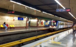 Augmentation des suicides dans le métro de Téhéran ; manque de mesures de sécurité et crise économique
