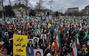 Des milliers de personnes se rassemblent à Paris pour la démocratie iranienne, rejetant la théocratie et la monarchie
