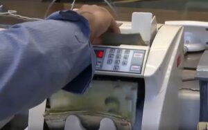 Fin des fêtes de fin d'année marquée par une baisse continue du rial iranien