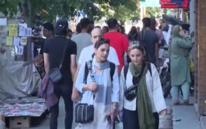 Le régime iranien renforce la présence policière dans les écoles pour faire respecter le port du hijab et réprimer la dissidence des élèves