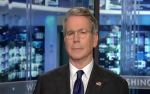 Le secrétaire américain au Trésor consulte les banques internationales sur les sanctions contre le pétrole iranien Scott Bessent, secrétaire américain au Trésor, a rencontré des représentants de 16 banques internationales et des agences fédérales chargées de l'application de la loi afin de discuter des sanctions américaines contre le régime iranien, notamment des efforts visant à réduire les exportations de pétrole iranien. Il a également évoqué la possibilité d'un renforcement des sanctions contre Téhéran. Le mercredi 2 avril, à Washington, M. Bessent a annoncé que l'administration Trump exerçait une pression maximale sur le régime iranien afin de l'empêcher d'accéder aux ressources financières utilisées pour financer le Hamas et d'autres groupes militants au Moyen-Orient, ainsi que son programme nucléaire. Il a déclaré que ces ressources financières comprennent les milliards de dollars que le régime iranien tire chaque année de ses ventes de pétrole, qu'il utilise pour financer ses programmes dangereux et soutenir plusieurs groupes terroristes. Le 4 février, l'ancien président Donald Trump a publié un décret visant à rétablir la politique de pression maximale sur le régime. Ce décret insistait spécifiquement sur la nécessité de réduire à zéro les exportations de pétrole iranien. Sanctions américaines En mars, le Département du Trésor américain a imposé des sanctions aux pétroliers transportant du pétrole iranien et à une raffinerie chinoise indépendante, « Teapot », qui traite le pétrole iranien. Face aux inquiétudes suscitées par les sanctions américaines, les raffineries publiques chinoises ont cessé d'acheter du pétrole iranien. Dans son discours, M. Bessent a fait référence aux sanctions imposées à la petite raffinerie du Shandong et à son PDG, qui avaient acheté et traité des centaines de millions de dollars de pétrole brut iranien. Ce pétrole provenait notamment de navires liés aux Houthis et au ministère de la Défense du régime iranien. Le secrétaire au Trésor américain a déclaré que l'achat de pétrole iranien par les petites raffineries de Teapot constituait une ressource économique majeure pour le gouvernement iranien. Avertissement concernant le réseau bancaire secret iranien M. Bessent a également averti les banques que le gouvernement iranien effectuait ses transactions en devises étrangères via un réseau bancaire opaque et secret. Il a ajouté que son message aux institutions financières du monde entier était clair : protégez vos institutions de l'exploitation de ce réseau malveillant afin de pouvoir servir vos clients légitimes avec intégrité. Les outils de Washington pour contrer l'Iran Bessent a déclaré que le département du Trésor américain utilise des outils tels que la réunion du mercredi 2 avril pour réunir les institutions financières, les organismes de réglementation et les forces de l'ordre afin de contrer ce qu'il décrit comme les sources de revenus illégales de l'Iran. Il a également déclaré à Bloomberg, lors d'une interview, que des sanctions supplémentaires pourraient être imposées au régime iranien. Le département du Trésor américain n'a pas révélé quelles banques et institutions ont participé à la réunion. Dans une interview accordée à NBC News, Donald Trump a menacé d'imposer des droits de douane secondaires aux acheteurs de marchandises iraniennes et russes. En mars, il a signé un décret visant à imposer des droits de douane similaires aux acheteurs de pétrole vénézuélien.