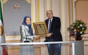 Un tribunal espagnol juge huit personnes pour une tentative d'assassinat manquée contre un responsable politique européen en 2023