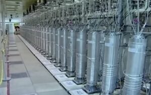 Dans les secteurs financier et bancaire, les sanctions gèleraient les avoirs d'institutions iraniennes clés telles que la Banque centrale, les banques publiques, le Fonds national de développement et d'autres entités affiliées dans le monde. Ces sanctions rompraient presque totalement les liens de l'Iran avec le système financier mondial. Dans le secteur de l'énergie, les exportations iraniennes de pétrole brut, de gaz naturel, de produits pétrochimiques et d'autres ressources énergétiques seraient à nouveau sanctionnées. Les investissements étrangers dans le secteur énergétique iranien seraient suspendus et les entreprises internationales se verraient interdire de participer à des projets pétroliers et gaziers dans le pays. Par ailleurs, la liste des sanctions de l'ONU visant les personnes et entités iraniennes serait rétablie. Elle inclut les hauts responsables du Corps des gardiens de la révolution islamique (CGRI), le ministère de la Défense, l'Organisation iranienne de l'énergie atomique, les entreprises liées à Ali Khamenei (le guide suprême du régime) et d'autres institutions clés qui avaient été précédemment radiées dans le cadre du JCPOA.