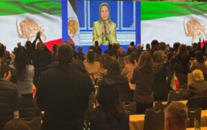 Lors de la Convention Iran Libre 2025, Mme Maryam Rajavi a présenté une feuille de route pour une transformation démocratique