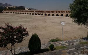 Un religieux accuse les femmes de ne pas porter le hijab d'être responsables de la sécheresse en Iran