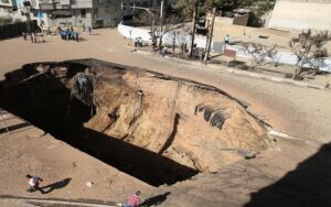 Quatre-vingts pour cent des zones humides ont disparu. Hooman Liaghati, professeur à l'université Beheshti, a souligné que « la consommation annuelle d'eau par habitant se situe entre 1 100 et 1 200 mètres cubes » et a déclaré : « Ces chiffres montrent que nous sommes en situation de crise ; le seuil critique se situe aux alentours de 1 500 mètres cubes, et en dessous de 1 000, c'est la catastrophe.» Concernant le recyclage de l'eau à Téhéran, il a ajouté : « La réglementation économique actuelle freine les investissements, et les problèmes liés au retour sur investissement et à la conversion des devises entravent la mise en œuvre de technologies efficaces.» Liaghati a averti : « Les lacs et les zones humides font partie d'un écosystème régi par des règles spécifiques, et leur disparition a des conséquences considérables.» Évoquant l'assèchement des zones humides d'Urmia et de Gavkhouni, il a déclaré : « Nous avons perdu 80 % de nos zones humides. Une question essentielle se pose : qui contrôle l'eau du pays ? »