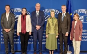 Face à la recrudescence des exécutions en Iran, les parlementaires européens se rallient à la « troisième option » du CNRI