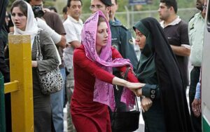 Le chef du pouvoir judiciaire iranien annonce une nouvelle directive pour réprimer la promotion du port incorrect du hijab