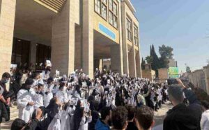 Des étudiants iraniens manifestent et organisent des sit-in en mémoire des martyrs du soulèvement