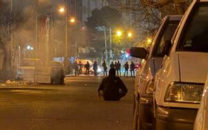 Lorsque le Corps des gardiens de la révolution islamique (CGRI) est inscrit sur les listes des organisations terroristes aux États-Unis et dans certaines régions d'Europe, et que les institutions du régime sont largement reconnues comme composantes d'un appareil répressif, le silence n'est plus justifié. La communauté internationale ne peut rester indifférente à la répression menée par un régime assimilé au terrorisme et aux crimes contre l'humanité. Reconnaître la résistance organisée du peuple iranien est la seule politique morale et réaliste. Le régime iranien ne peut plus se retrancher derrière la diplomatie. Le régime iranien est au bord du renversement et se trouve dans une impasse stratégique totale. Ses négociations sont vaines, une guerre étrangère serait désastreuse pour le peuple, et la seule voie restante est le soulèvement organisé et la résistance intérieure. Cette troisième option n'est pas un vœu pieux, mais une réalité historique. Le moment est venu pour le monde de s'allier non pas au régime, mais au peuple iranien.