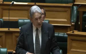 En réponse aux massacres de manifestants lors du soulèvement populaire iranien, la Nouvelle-Zélande a inscrit sur sa liste de sanctions plusieurs membres du Corps des gardiens de la révolution islamique (CGRI) ainsi que des responsables gouvernementaux et judiciaires du régime iranien.

Le mercredi 25 février, la Nouvelle-Zélande a annoncé l'interdiction de séjour sur son territoire de 40 responsables du régime iranien impliqués dans la répression des manifestations.

Winston Peters, ministre néo-zélandais des Affaires étrangères, a déclaré à ce sujet qu'il était horrifiant d'assister au massacre brutal de milliers de manifestants en Iran.

Il a ajouté que les Iraniens ont le droit de manifester pacifiquement, de jouir de la liberté d'expression et d'accéder à l'information. Ces droits ont été violés de manière brutale.

Parmi les personnes figurant sur la nouvelle liste de sanctions, on trouve Esmail Khatib, ministre du Renseignement du régime iranien, et Eskandar Momeni, ministre de l'Intérieur. Mohammad Movahedi Azad, procureur général, et plusieurs membres du Corps des gardiens de la révolution islamique (CGRI) sont visés par des sanctions.