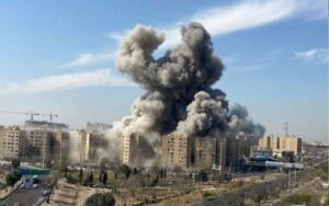 Cinquième jour de frappes américaines et israéliennes contre l'Iran : l'infrastructure militaire touchée, le conflit s'étend à la région