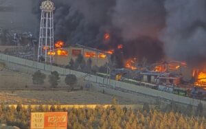 Reuters a rapporté qu'après la mort de Khamenei, son fils Mojtaba Khamenei et Hassan Khomeini, petit-fils du fondateur du régime, Rouhollah Khomeini, sont les principaux prétendants à la succession. L'agence a également mentionné un conseil de direction provisoire composé, selon certaines sources, du président Massoud Pezeshkian, d'Alireza Arafi (haut dignitaire religieux et membre de l'Assemblée des experts) et de Gholam-Hossein Mohseni Ejei, chef du pouvoir judiciaire. Il a par ailleurs été indiqué que Téhéran garde espoir de surmonter le conflit. Ces développements, pris dans leur ensemble, montrent que la guerre régionale est entrée dans une nouvelle phase. Les attaques réciproques, le ciblage d'installations sensibles et l'émergence du débat sur la succession ont plongé la région dans une instabilité sans précédent. Les récents événements démontrent que la structure politique au pouvoir en Iran a fait du pays un enjeu majeur de la guerre régionale. Persister dans cette voie n'apportera ni stabilité intérieure ni sécurité régionale. L’expérience des quatre dernières décennies démontre que ce cycle de tension et de répression ne s’arrêtera pas sans un changement fondamental.