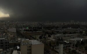 Neuvième jour de guerre marqué par d'importantes attaques contre des installations de stockage de carburant à Téhéran et Karaj