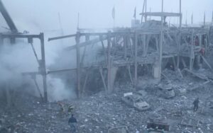 32e jour de la guerre contre l'Iran : poursuite des bombardements massifs sur les villes iraniennes et incertitude dans les négociations