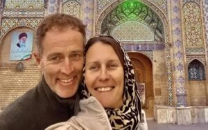 La famille de Lindsay et Craig Foreman, un couple britannique emprisonné en Iran, a annoncé qu'ils avaient mis fin à leur grève de la faim après près de trois mois de protestation contre leurs conditions de détention.

Selon l'Agence France-Presse, Craig Foreman a entamé sa grève de la faim le 9 mai 2026 et y a mis fin le dimanche 9 août, après 93 jours. Lindsay Foreman, qui s'était jointe au mouvement de son mari le 18 mai, a également arrêté sa grève de la faim après 84 jours. D'après la famille, le couple n'a consommé que de l'eau durant les cinq derniers jours.

Cinq membres de la famille et des sympathisants au Royaume-Uni s'étaient également joints à la grève de la faim pour attirer l'attention sur la situation du couple et des autres prisonniers en Iran.
Joe Bennett, le fils de Lindsay Foreman, a indiqué que durant les derniers jours de la grève, le taux de glycémie de sa mère avait chuté brutalement, nécessitant son transfert à l'hôpital.